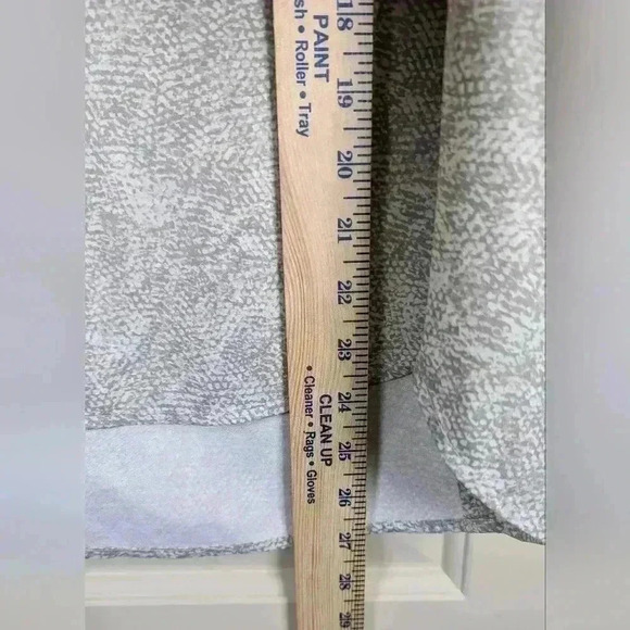 ATHLETA Zephyr Refined Crew Neck Tank Cream & Olive Snake Print Top Size XS - Picture 3 of 8